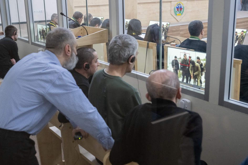 Əsgərlərimizin üzərinə benzin töküb onları diri-diri yandırıblar - MƏHKƏMƏ (FOTOLAR)