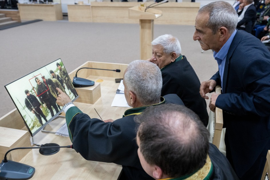 Əsgərlərimizin üzərinə benzin töküb onları diri-diri yandırıblar - MƏHKƏMƏ (FOTOLAR)