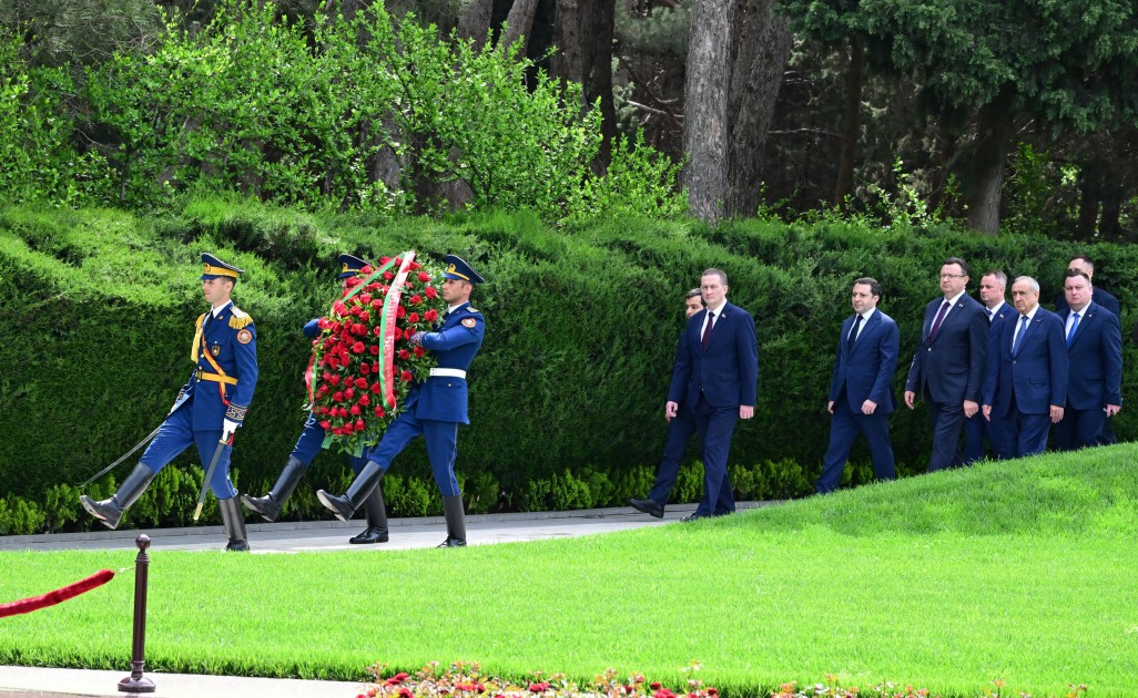 Belarusun Baş naziri Fəxri xiyabanı ziyarət etdi - FOTOLAR