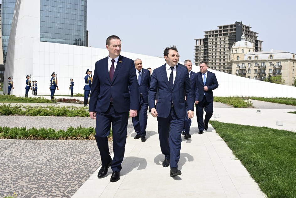 Belarusun Baş naziri Zəfər parkında - FOTOLAR