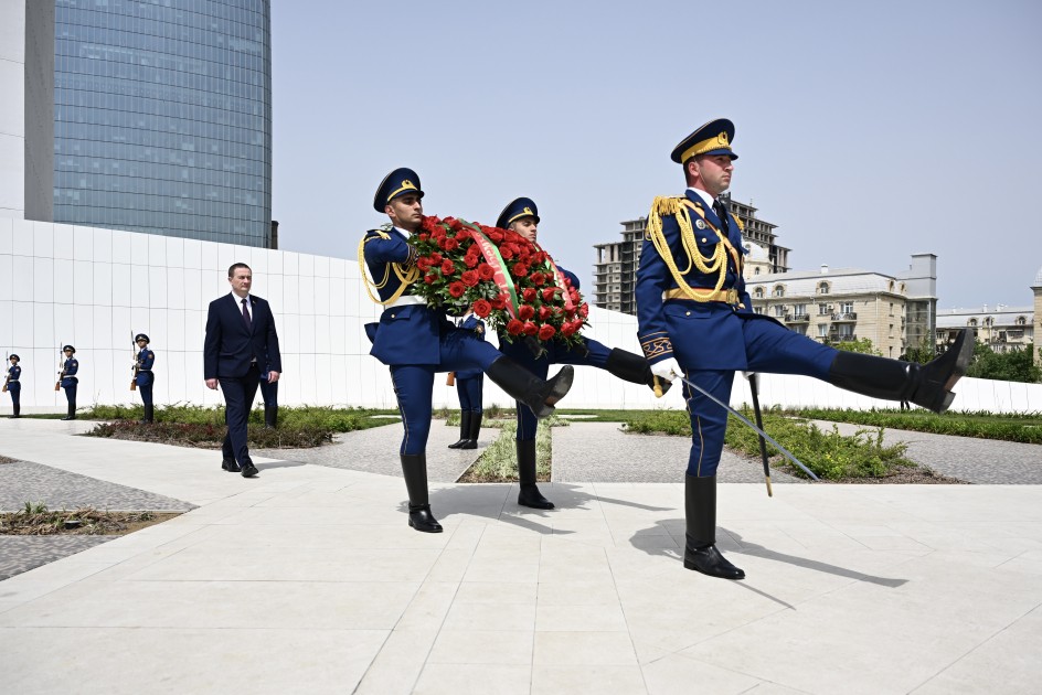 Belarusun Baş naziri Zəfər parkında - FOTOLAR