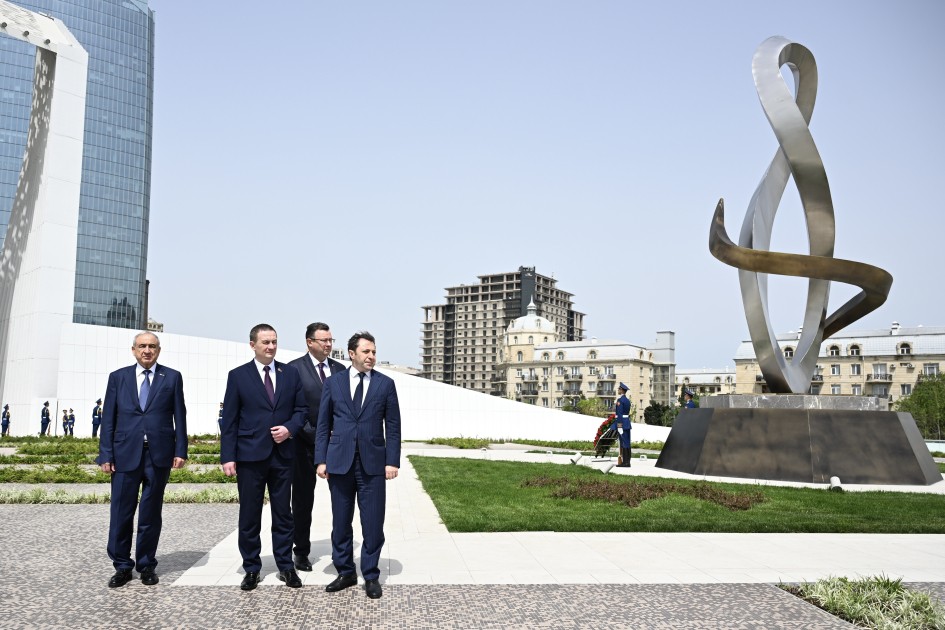 Belarusun Baş naziri Zəfər parkında - FOTOLAR