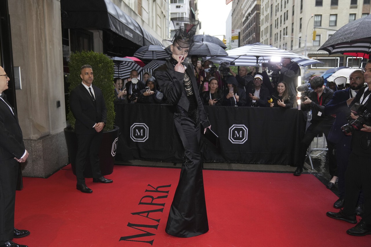 "Met Gala"nın ulduzları qırmızı xalıda - FOTOLAR