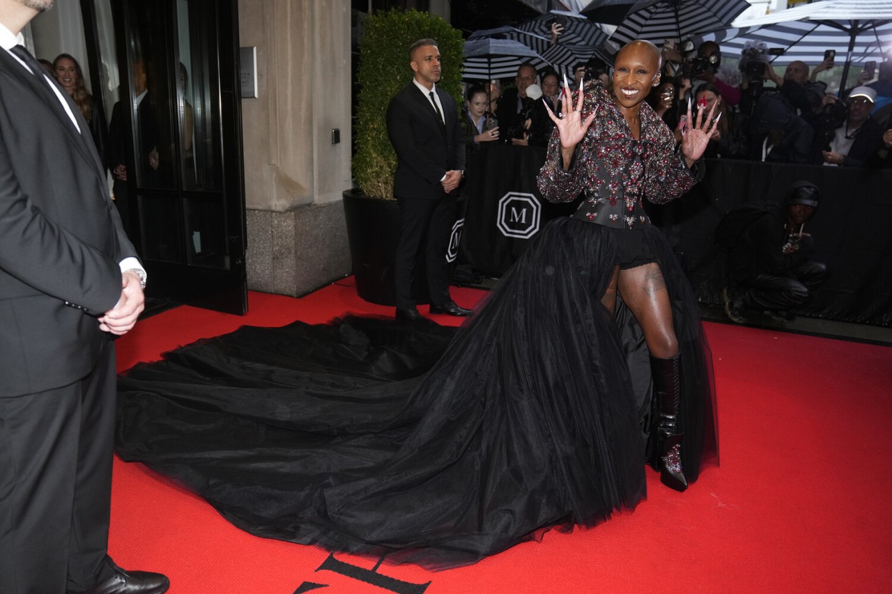 "Met Gala"nın ulduzları qırmızı xalıda - FOTOLAR