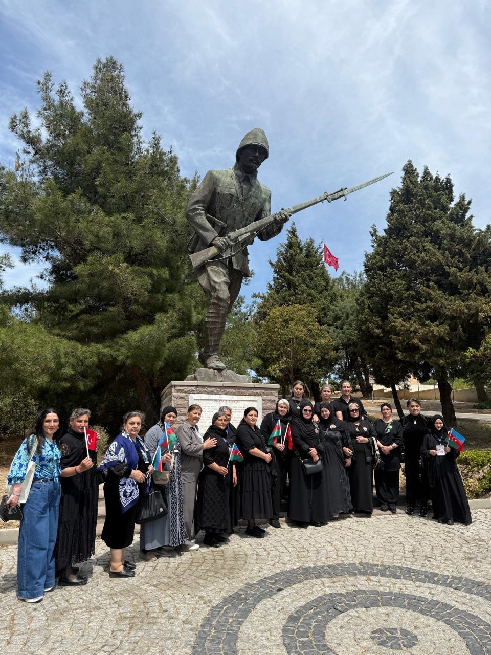Şəhid ailələri Çanaqqalanı ziyarət ediblər - FOTOLAR