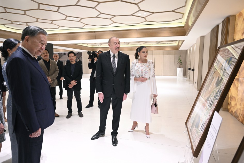 Prezident və ailə üzvləri Vyetnam rəsm sərgisində - FOTOLAR