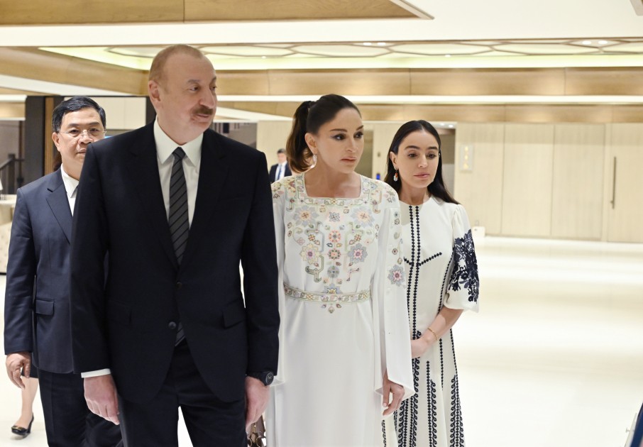 Prezident və ailə üzvləri Vyetnam rəsm sərgisində - FOTOLAR