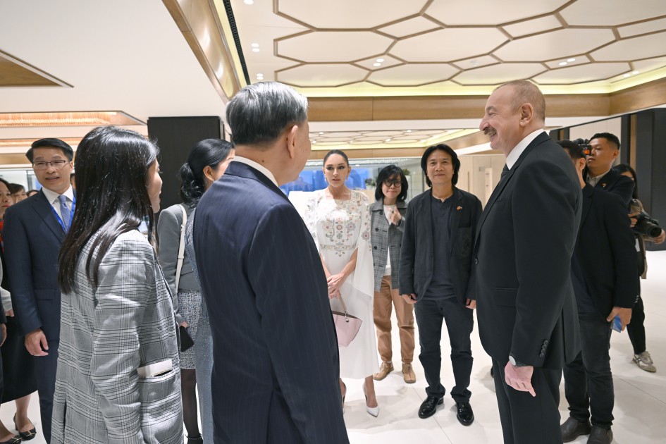 Prezident və ailə üzvləri Vyetnam rəsm sərgisində - FOTOLAR