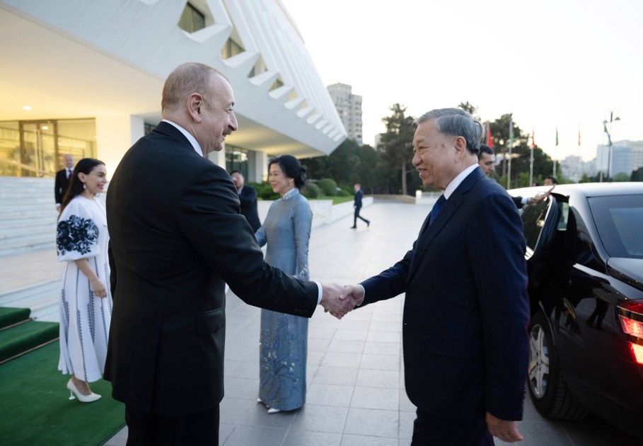 Prezident və ailə üzvləri Vyetnam rəsm sərgisində - FOTOLAR