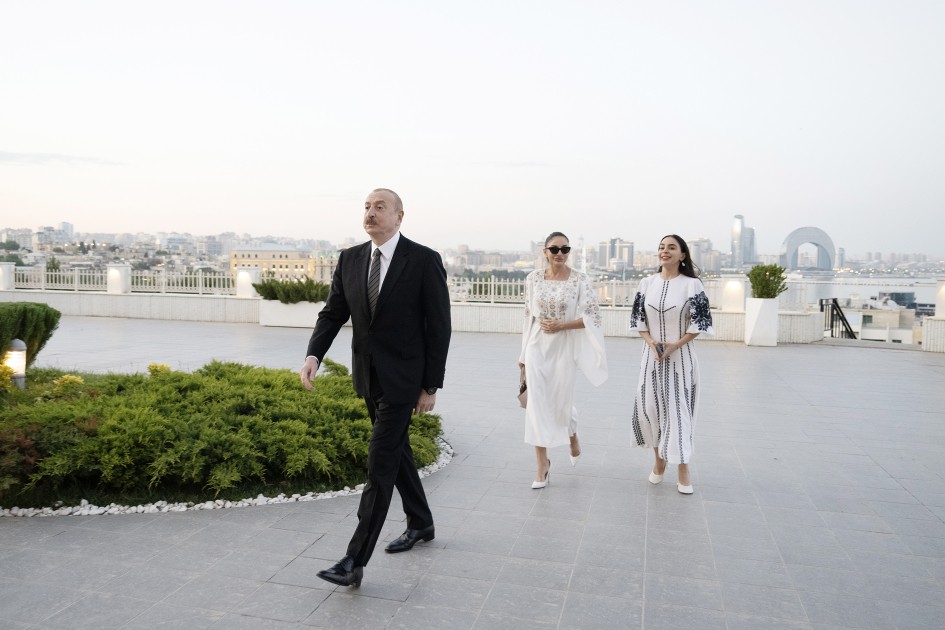 Prezident və ailə üzvləri Vyetnam rəsm sərgisində - FOTOLAR