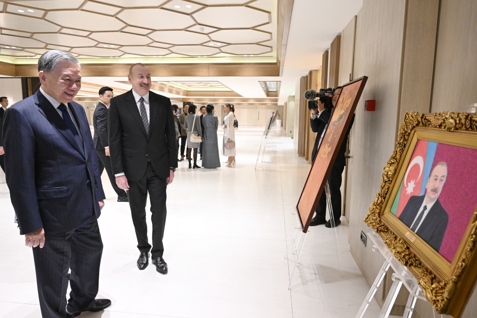 Prezident və ailə üzvləri Vyetnam rəsm sərgisində - FOTOLAR