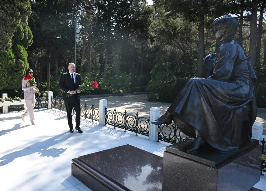 Prezident və xanımı Heydər Əliyevin məzarını ziyarət etdi - FOTOLAR