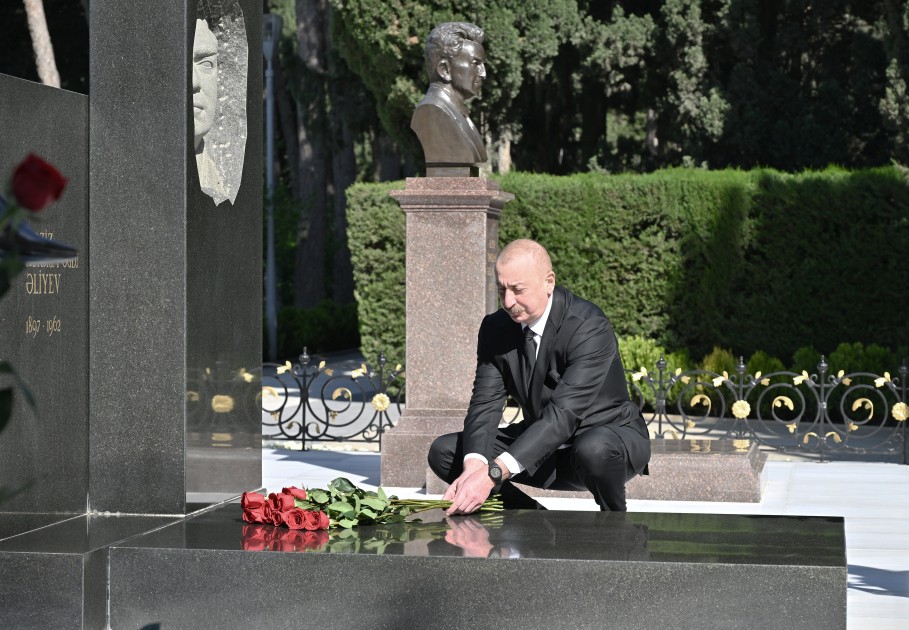 Prezident və xanımı Heydər Əliyevin məzarını ziyarət etdi - FOTOLAR