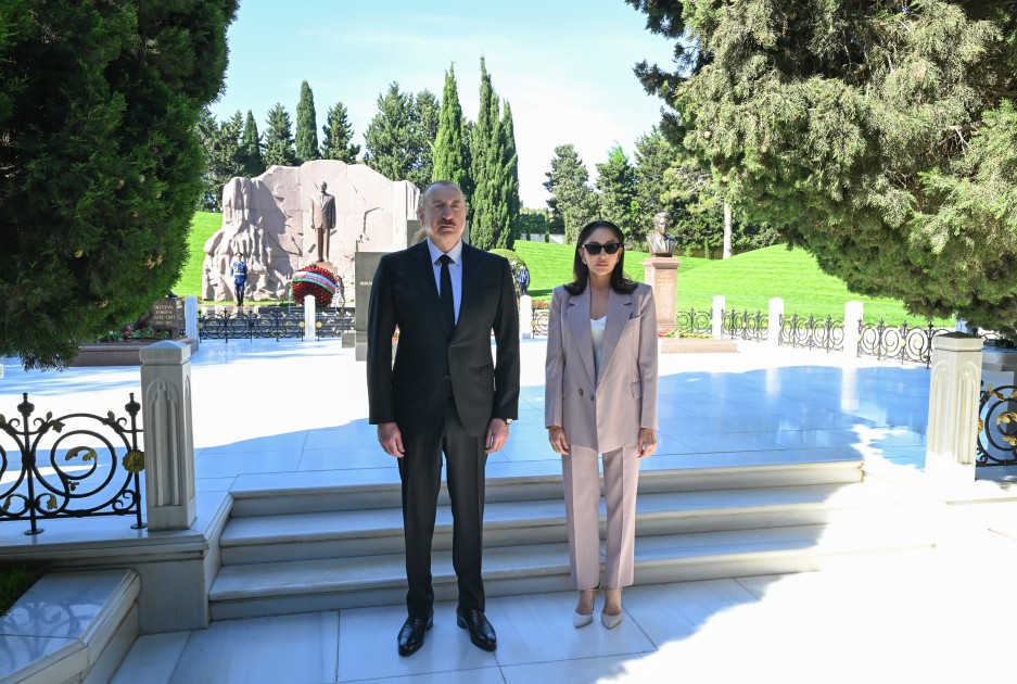 Prezident və xanımı Heydər Əliyevin məzarını ziyarət etdi - FOTOLAR