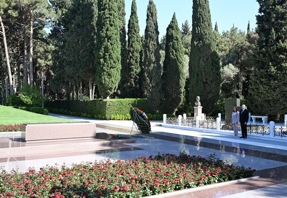 Prezident və xanımı Heydər Əliyevin məzarını ziyarət etdi - FOTOLAR