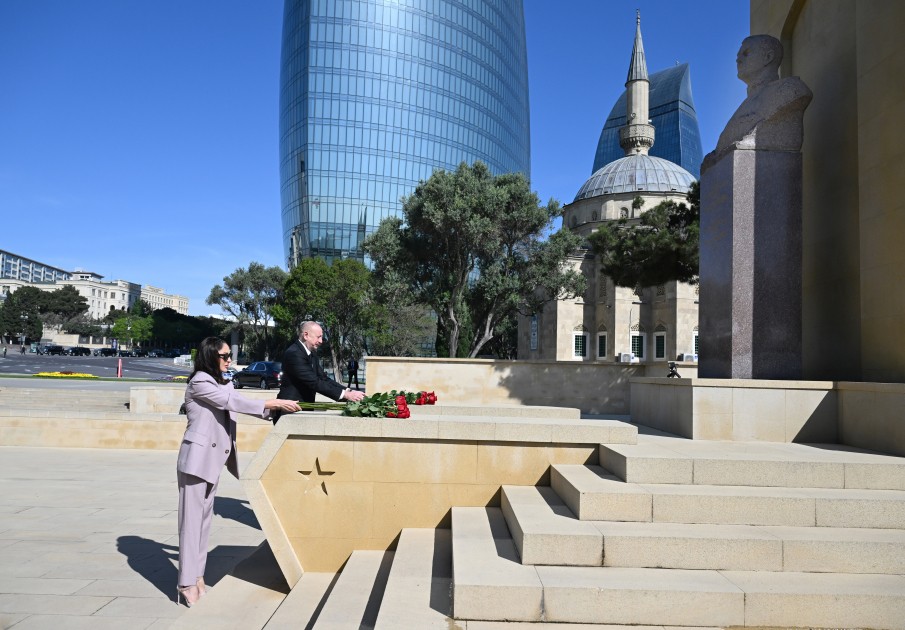 Prezidentlə xanımı faşizmlə mübarizədə həlak olanların xatirəsini anıblar - YENİLƏNİB (FOTOLAR)
