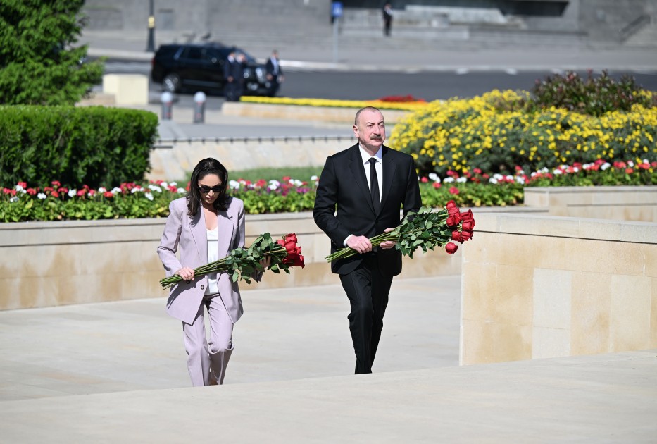 Prezidentlə xanımı faşizmlə mübarizədə həlak olanların xatirəsini anıblar - YENİLƏNİB (FOTOLAR)