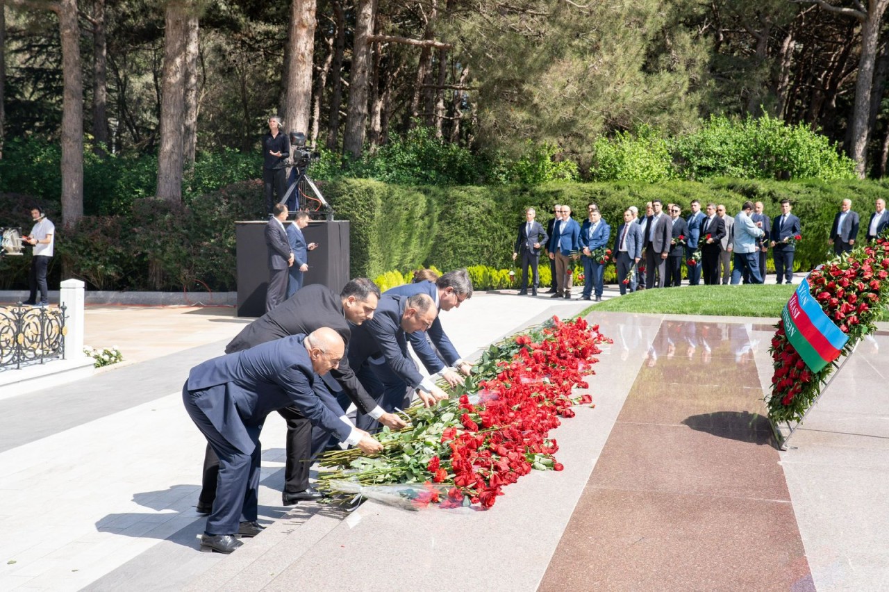 ETSN kollektivi Ulu Öndərin məzarını ziyarət edib - FOTOLAR