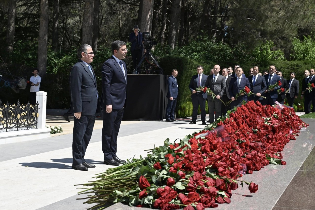 MEDİA-nın kollektivi Heydər Əliyevin məzarını ziyarət edib - FOTOLAR