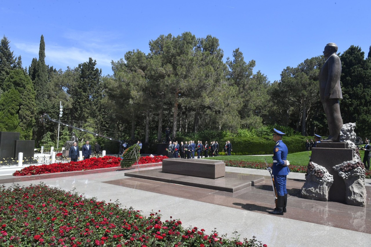 MEDİA-nın kollektivi Heydər Əliyevin məzarını ziyarət edib - FOTOLAR
