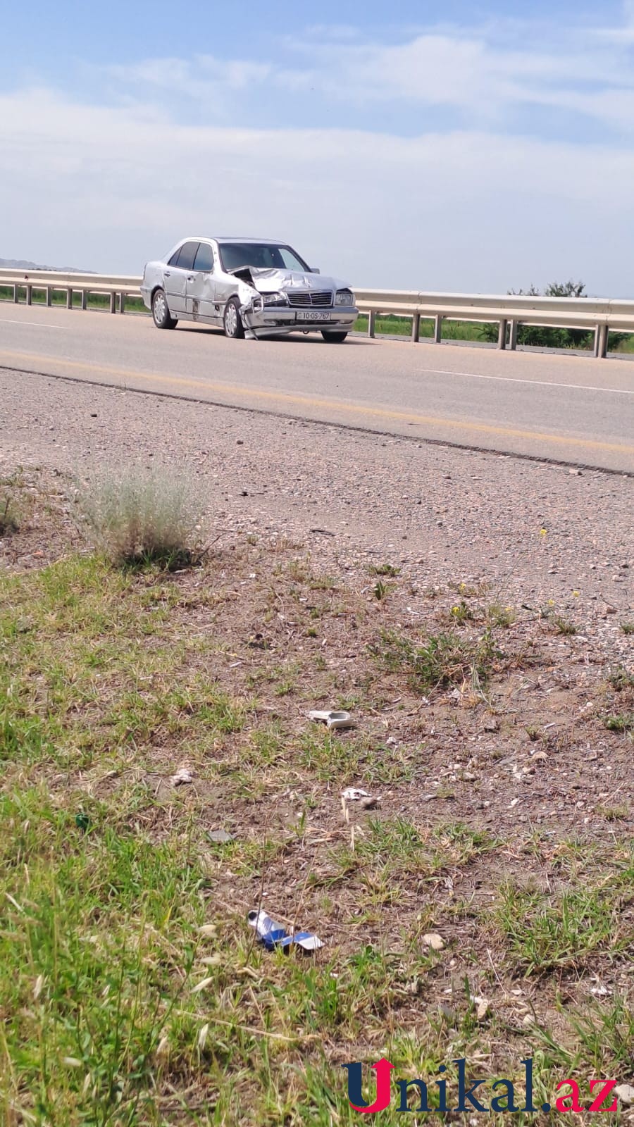 Yevlaxda minik avtomobili yük maşını ilə toqquşdu - FOTO