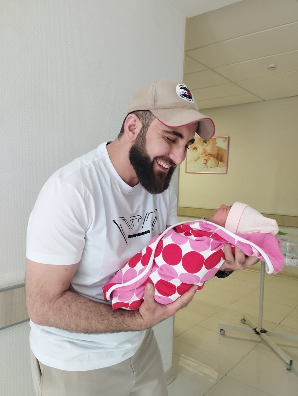 Müharibə zamanı videosu ilə insanları güldürən qazimiz ata oldu - FOTO