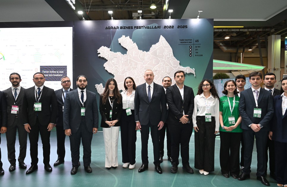 İlham Əliyev Bakı Ekspo Mərkəzində sərgilərlə tanış oldu - YENİLƏNİB (FOTOLAR)