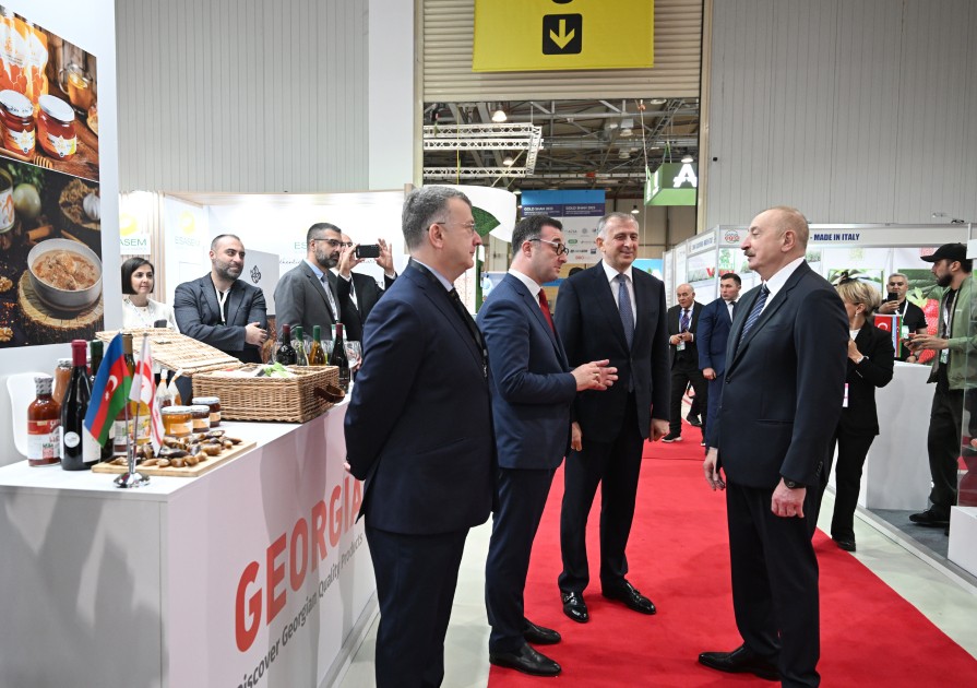 İlham Əliyev Bakı Ekspo Mərkəzində sərgilərlə tanış oldu - YENİLƏNİB (FOTOLAR)