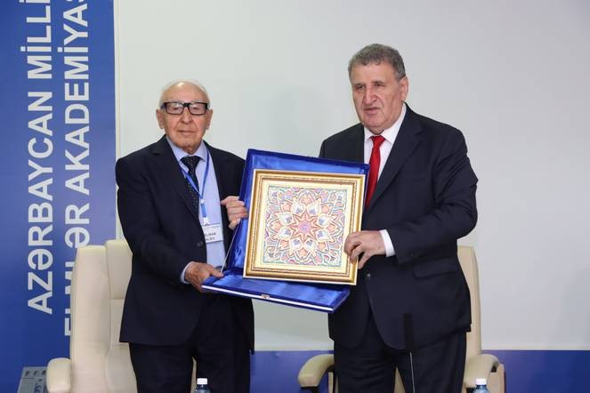 Akademik Telman Əliyevin 90 illik yubileyi beynəlxalq konfransın açılış mərasimində qeyd olunub - FOTOLAR