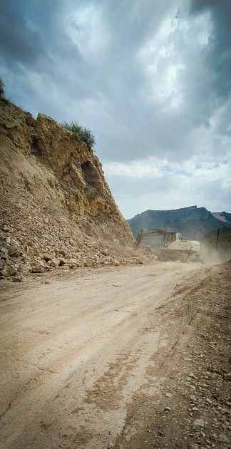 Avtomobil yoluna düşən qaya parçaları hərəkəti məhdudlaşdırdı - FOTO