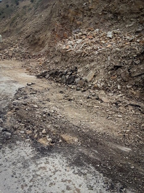 Avtomobil yoluna düşən qaya parçaları hərəkəti məhdudlaşdırdı - FOTO