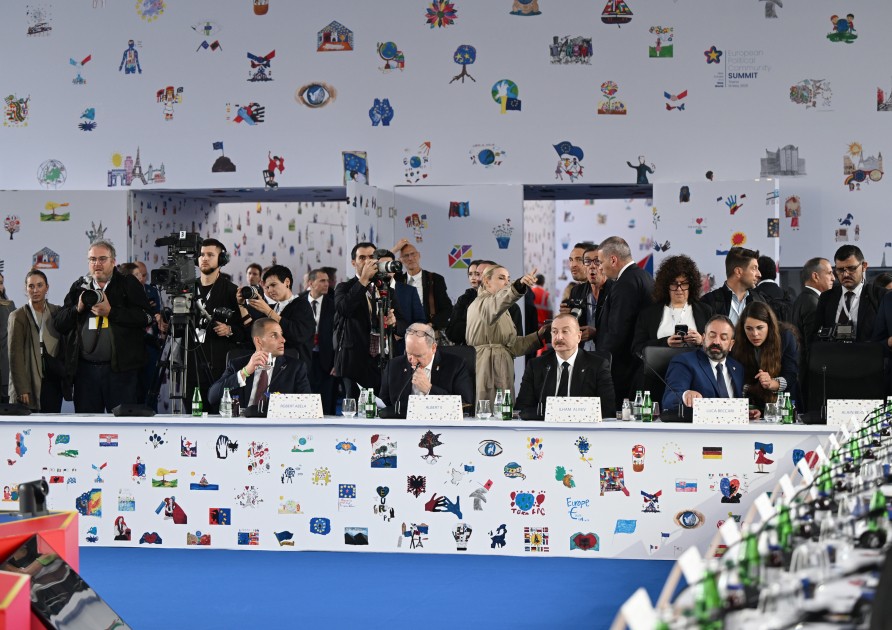 İlham Əliyev Zirvə toplantısının açılış plenar sessiyasında - FOTOLAR