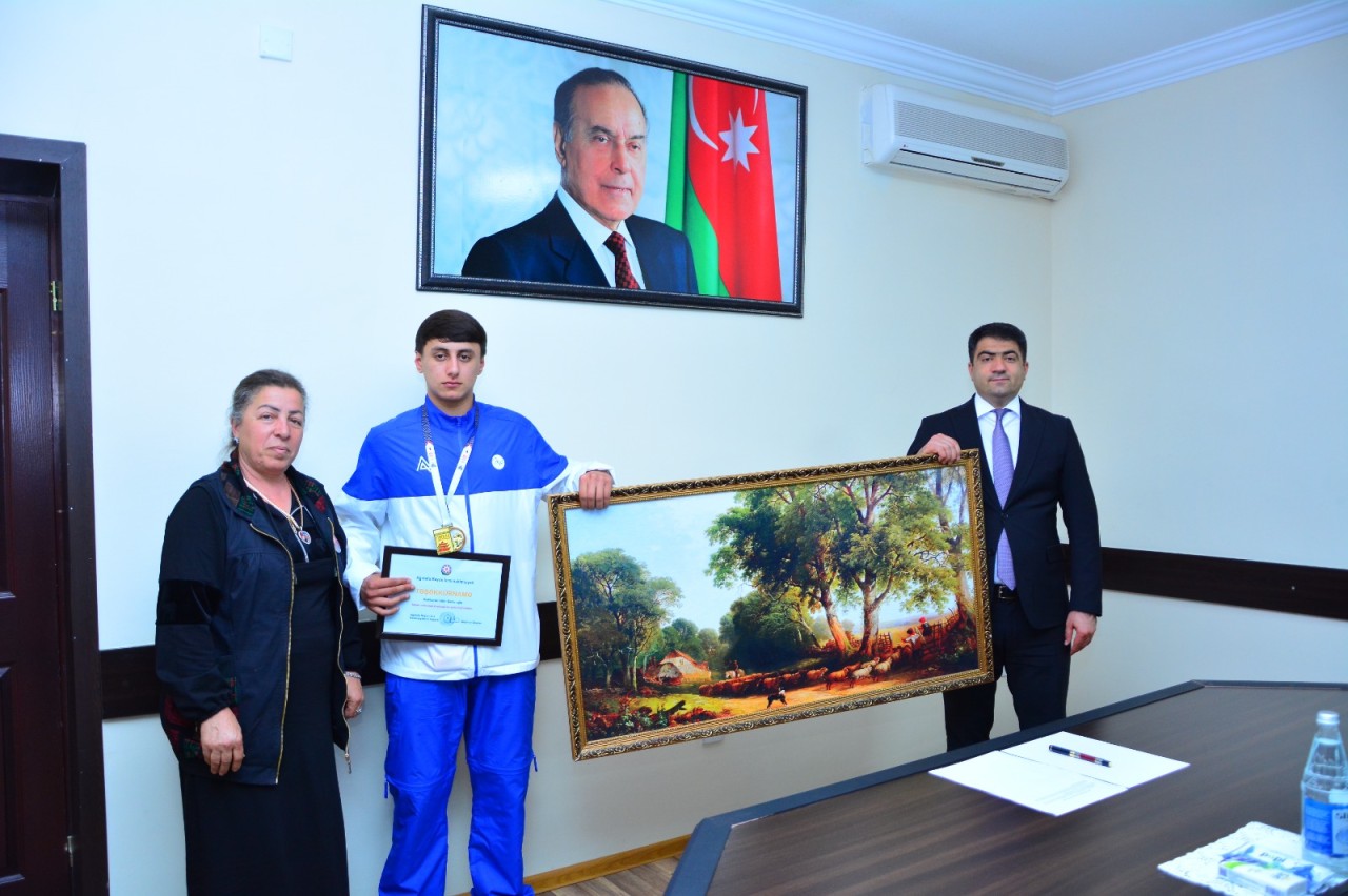 Seymur Orucov dünya çempionunu təltif etdi - FOTOLAR