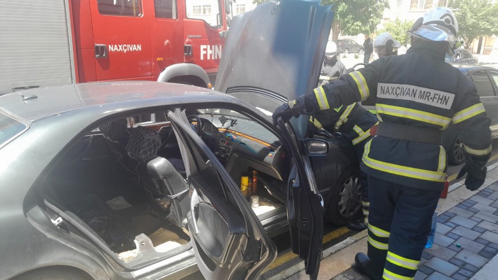 Naxçıvanda maşında baş verən yanğın söndürülüb - FOTO