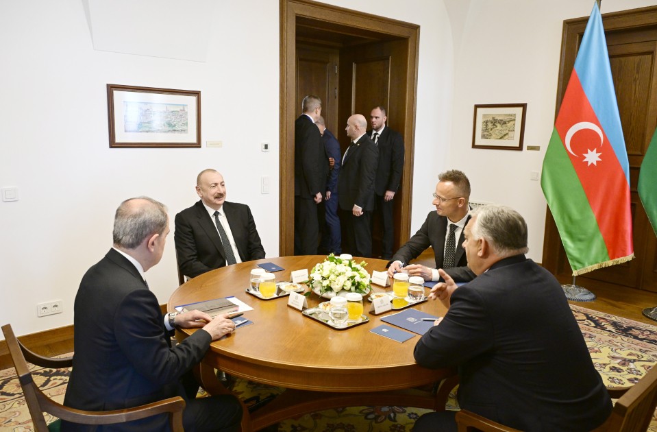 İlham Əliyevin Orbanla məhdud tərkibdə görüşü oldu - FOTOLAR
