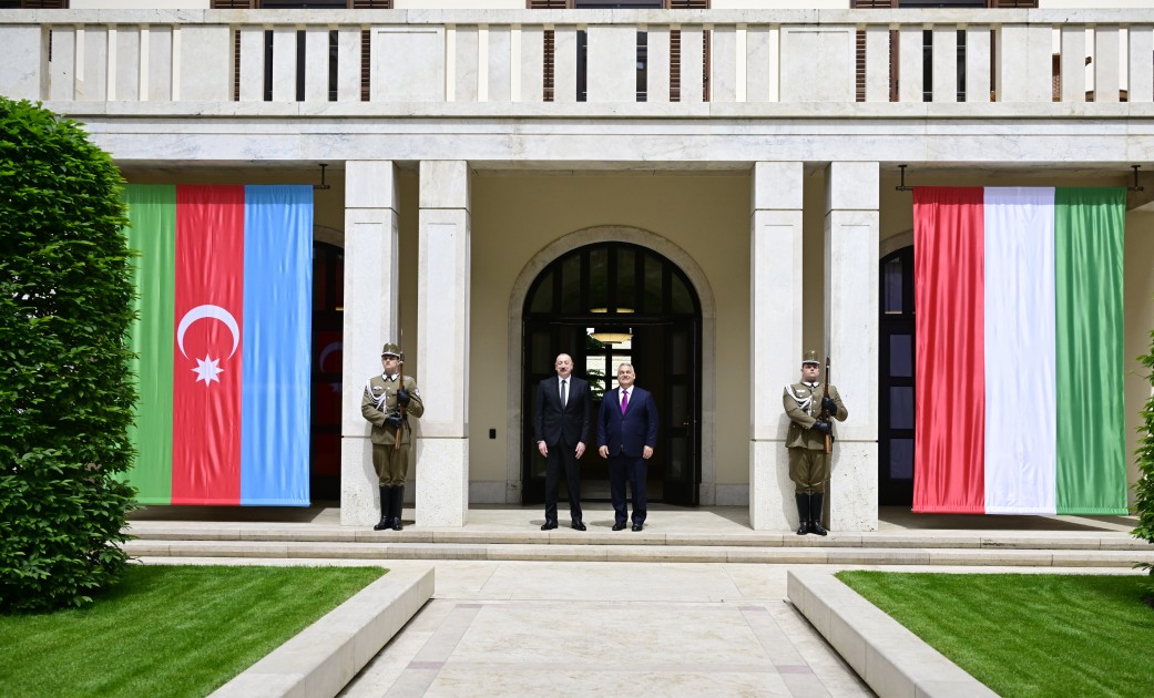 İlham Əliyevin Orbanla məhdud tərkibdə görüşü oldu - FOTOLAR