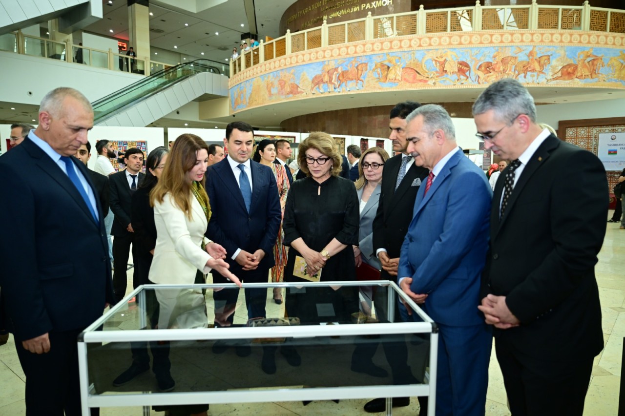 Nazir Düşənbədə sərginin açılışında iştirak edib - FOTOLAR