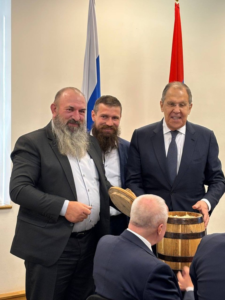 Lavrova İrəvanda kələm turşusu hədiyyə edildi - FOTO