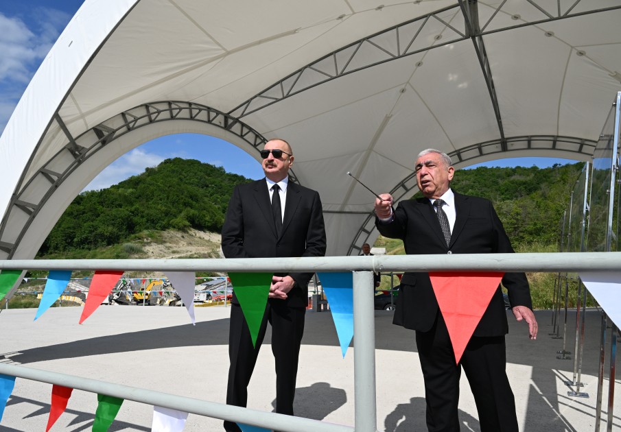 İlham Əliyev Muğanlı-İsmayıllı-Qəbələ yolundakı işlərlə tanış oldu - VİDEO