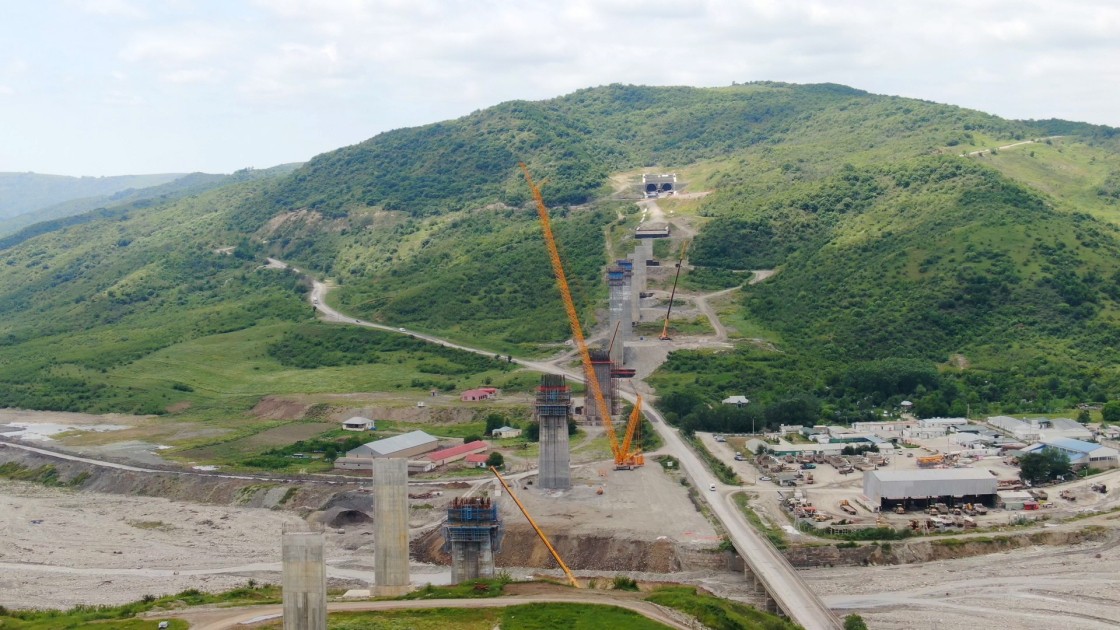 İlham Əliyev Muğanlı-İsmayıllı-Qəbələ yolundakı işlərlə tanış oldu - VİDEO