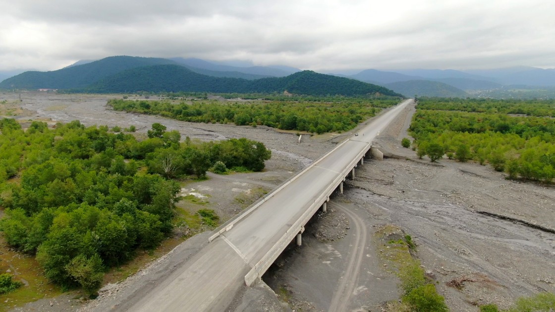 İlham Əliyev Muğanlı-İsmayıllı-Qəbələ yolundakı işlərlə tanış oldu - VİDEO
