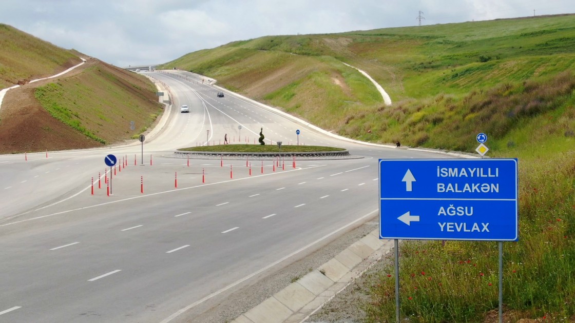 İlham Əliyev Muğanlı-İsmayıllı-Qəbələ yolundakı işlərlə tanış oldu - VİDEO