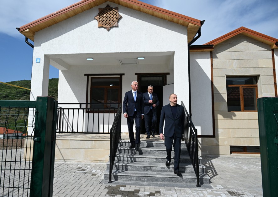 Prezident Laçının Bəylik kəndinin açılışında - FOTOLAR