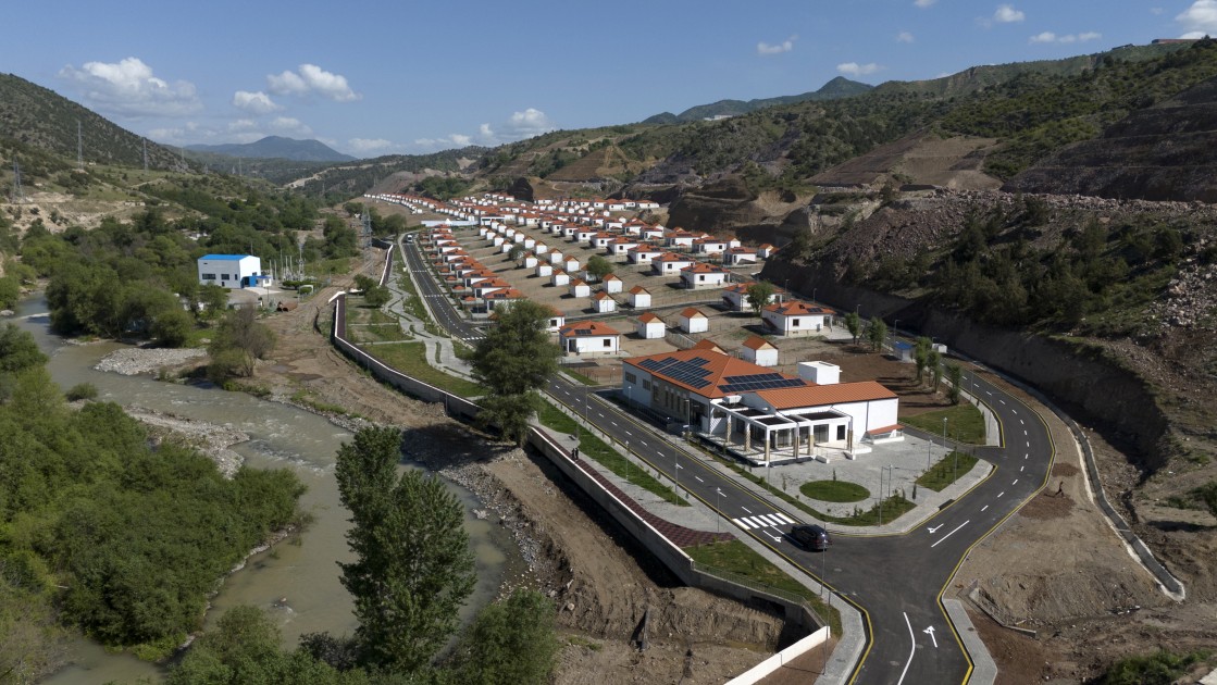 İlham Əliyev Bəylik sakinləri ilə görüşdü - Onlara evlərin açarlarını təqdim etdi (YENİLƏNİB)