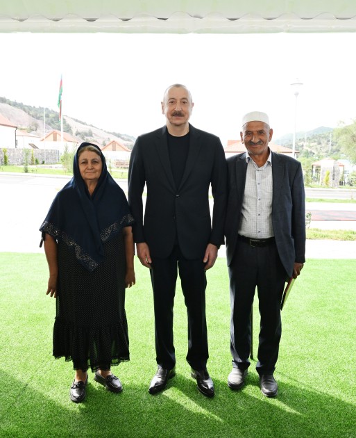 İlham Əliyev Bəylik sakinləri ilə görüşdü - Onlara evlərin açarlarını təqdim etdi (YENİLƏNİB)