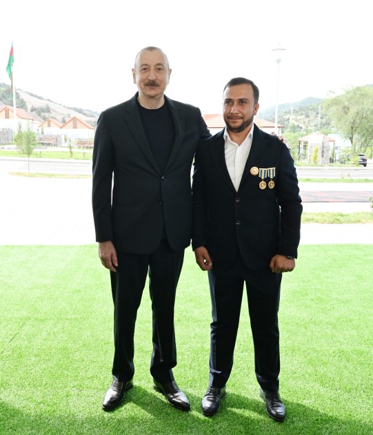 İlham Əliyev Bəylik sakinləri ilə görüşdü - Onlara evlərin açarlarını təqdim etdi (YENİLƏNİB)