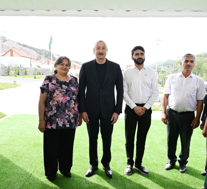 İlham Əliyev Bəylik sakinləri ilə görüşdü - Onlara evlərin açarlarını təqdim etdi (YENİLƏNİB)