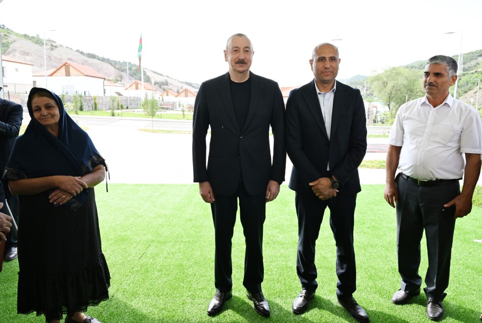 İlham Əliyev Bəylik sakinləri ilə görüşdü - Onlara evlərin açarlarını təqdim etdi (YENİLƏNİB)
