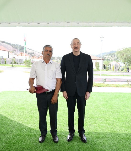 İlham Əliyev Bəylik sakinləri ilə görüşdü - Onlara evlərin açarlarını təqdim etdi (YENİLƏNİB)