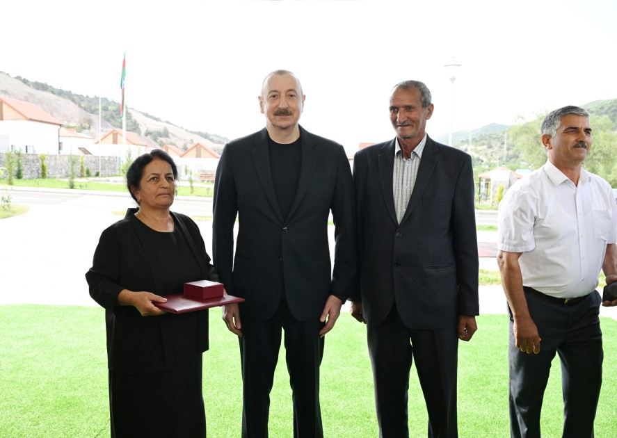 İlham Əliyev Bəylik sakinləri ilə görüşdü - Onlara evlərin açarlarını təqdim etdi (YENİLƏNİB)